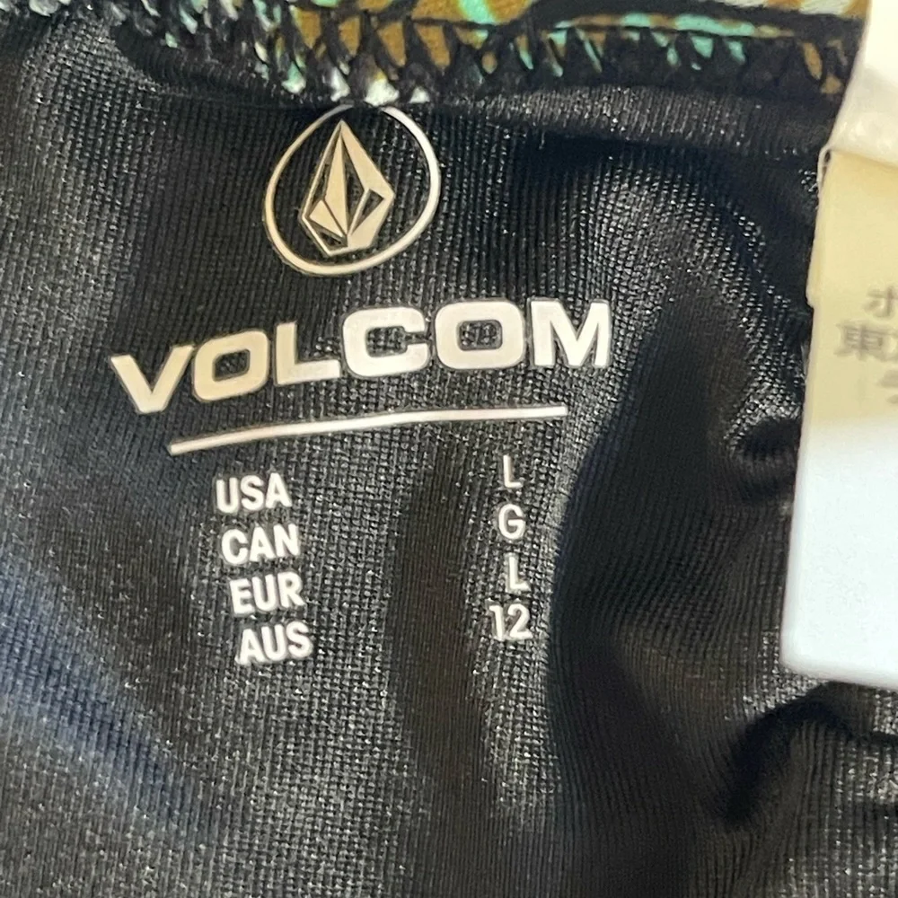 New! Volcom women's bikini bottoms with a tropical or leaf print pattern. Large